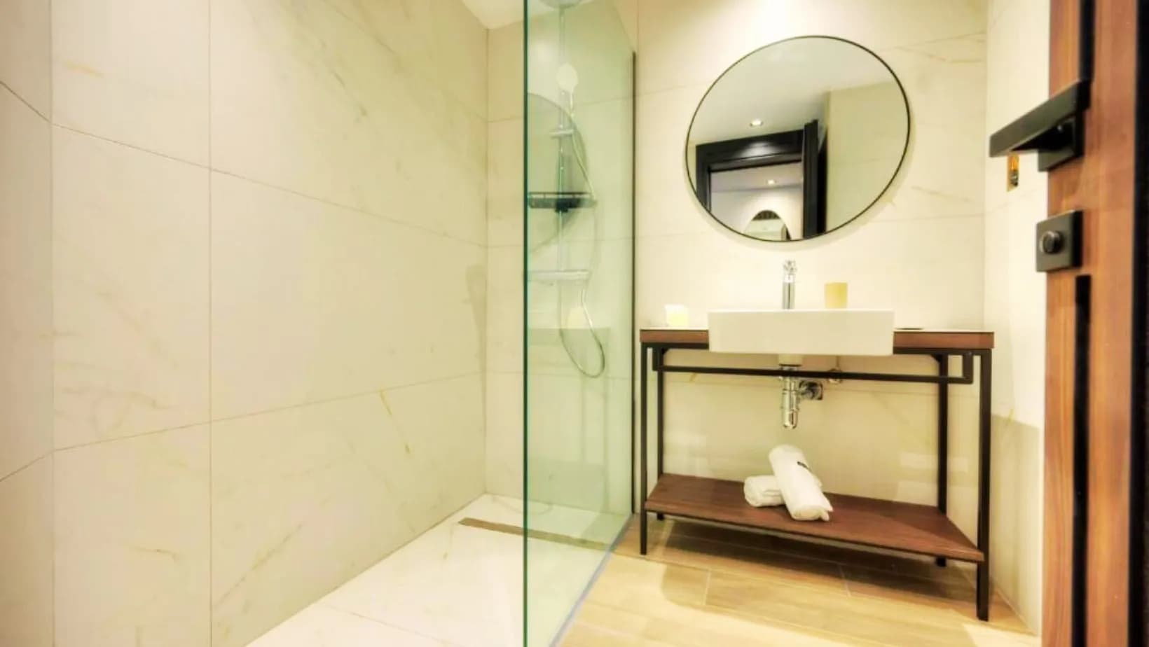 🏨 𝗔𝘀𝘁𝗲 𝗛𝗼𝘁𝗲𝗹 – 𝗦𝘁. 𝗝𝘂𝗹𝗶𝗮𝗻’𝘀